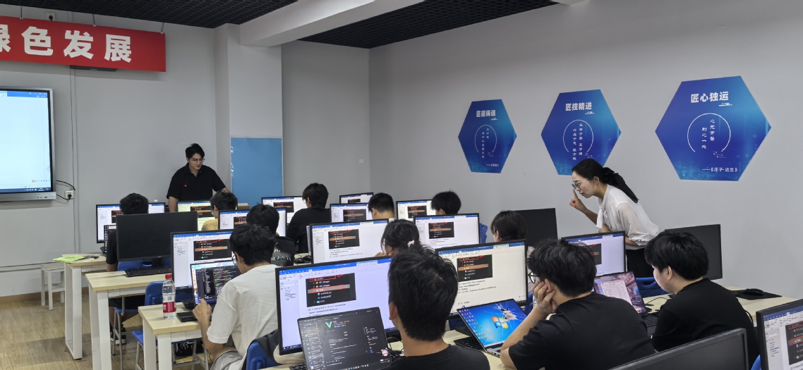 校企双导师赋能实训 武职软件专业学子在“数字熔炉”中淬炼编程硬核